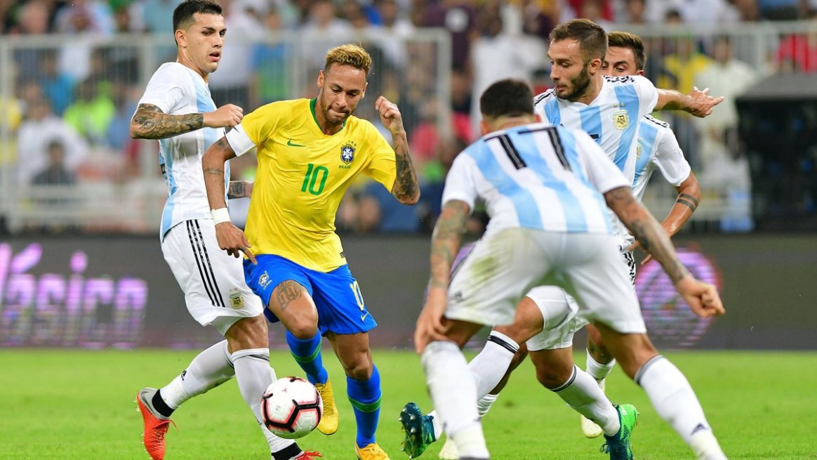 Las selecciones de fútbol de Brasil y Argentina juegan este domingo en